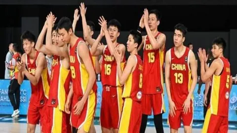 篮球对决：一波三发全中，压倒性胜利挑战极限